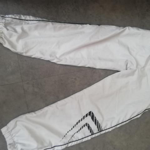 troc de  pantalon de jogging blanc taille 38 petite tache  bas de pantalon, sur mytroc