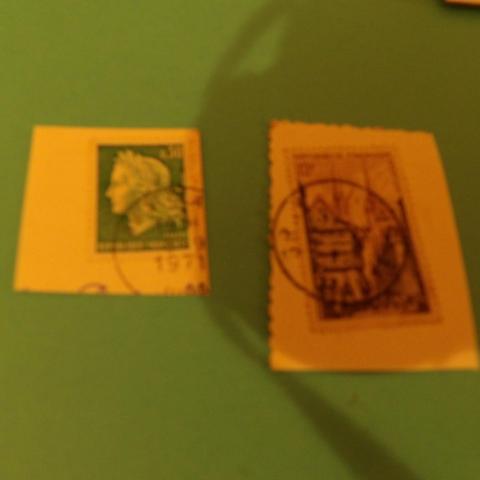 troc de  2 timbres dont un très ancien de 12 francs, sur mytroc