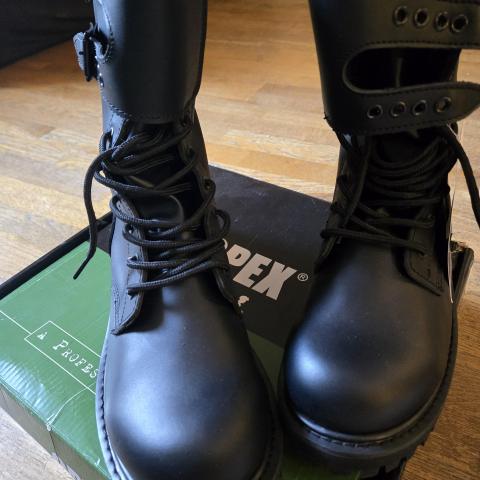 troc de  Rangers françaises OPEX cuir souple – Taille 43 – Neuves avec éti, sur mytroc