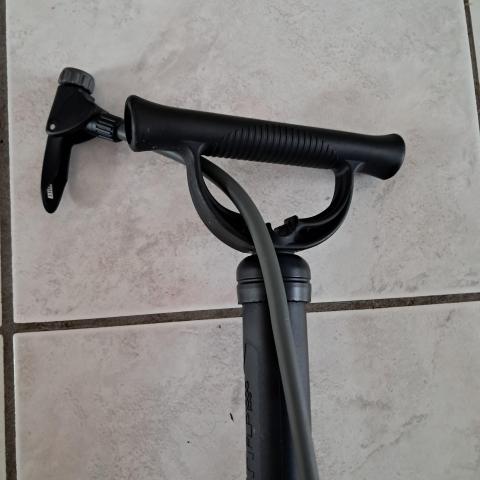 troc de  Pompe à pied pour vélo N2 FLP 1000 neuve, sur mytroc
