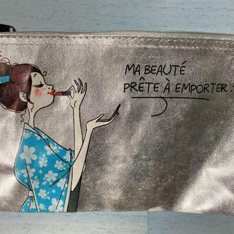 troc de  Pochette argentée pour maquillage, sur mytroc