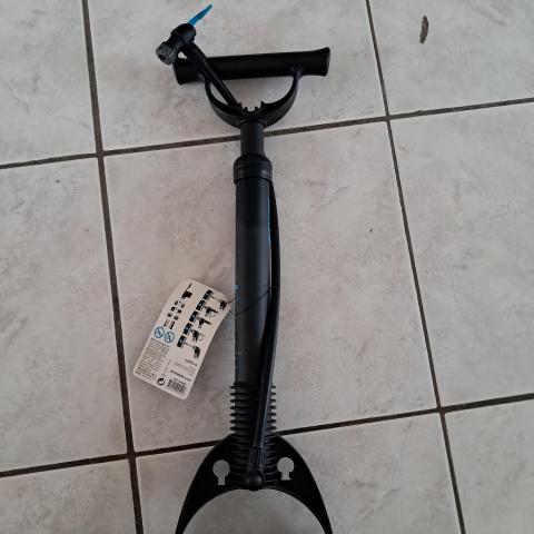 troc de  Pompe à vélo à pied marque b'Twin max 5.5 bars 72.5 PSI, sur mytroc