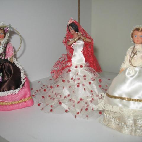 troc de  3 petites poupées de collection, sur mytroc