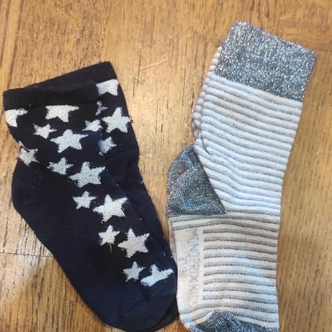 troc de  2 paires de chaussettes fille 27/30 tbe, sur mytroc