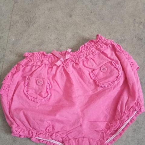 troc de  short rose fantaisie 3 mois kiabi, sur mytroc