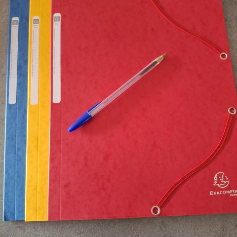 troc de  Lot 3 chemises cartonnées neuves, sur mytroc