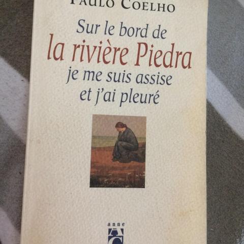 troc de  P. Coelho Sur le bord de la rivière Piedra je me suis assise et, sur mytroc