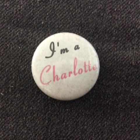 troc de  Badge année 90 « I am à Charlotte »2,4 cm, sur mytroc