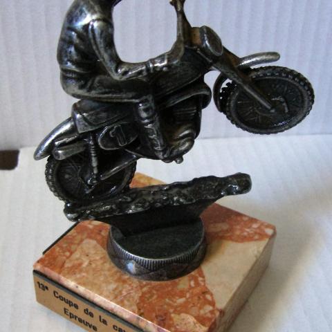 troc de  (Troc en cours ) Statuette moto enduro " 13é coupe de la cavalerie 1996 ", sur mytroc