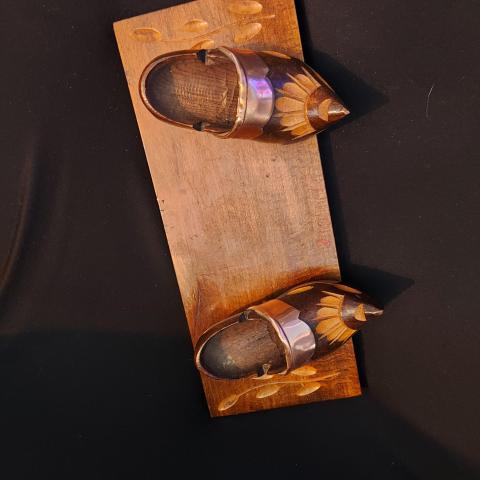troc de  Petits sabots sur planche en bois, sur mytroc