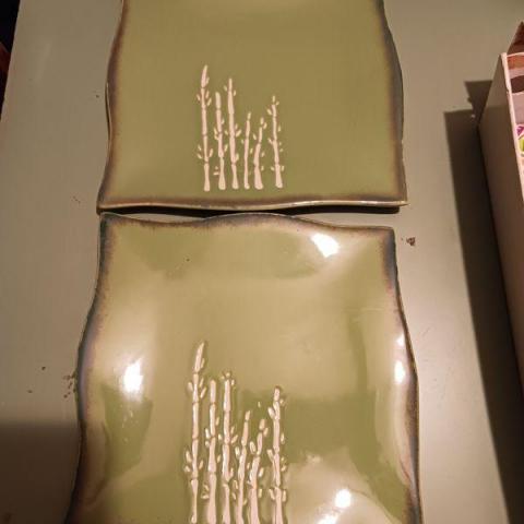 troc de  2 ASSIETTES CARREES, sur mytroc