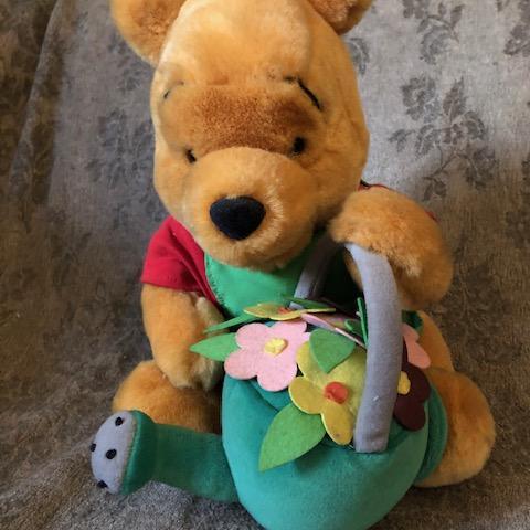 troc de  Winnie l'ourson Disneyland 30 cm approx assis, sur mytroc