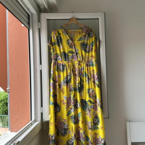 troc de  Robe longue jaune tropicale fleurie – fluide et légère, sur mytroc