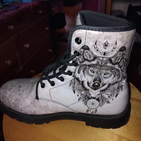 troc de  Bottines TBE 39 Loup blanches et noires, sur mytroc