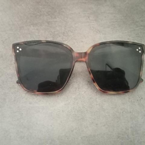 troc de  1 Paire de Lunettes de Soleil Femme, sur mytroc