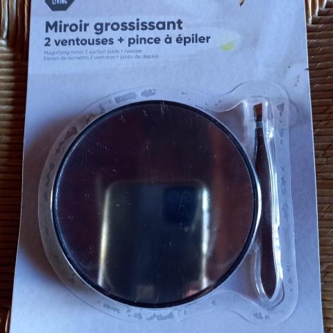 troc de  Reserve..Miroir grossissant  et pince à épiler, sur mytroc