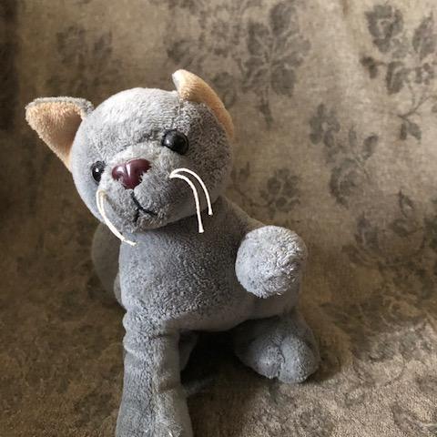 troc de  (réservé) Peluche chat hauteur 15cm approx. accroupi, sur mytroc