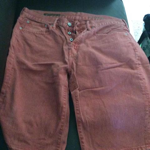 troc de  Bermuda hommeGAP 1969 jean Coloré  taille straight 34 100% coton, sur mytroc