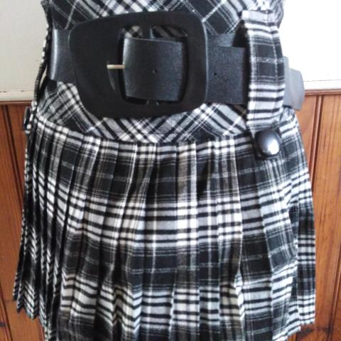 troc de  Mini jupe avec ceinture neuf taille 42, sur mytroc