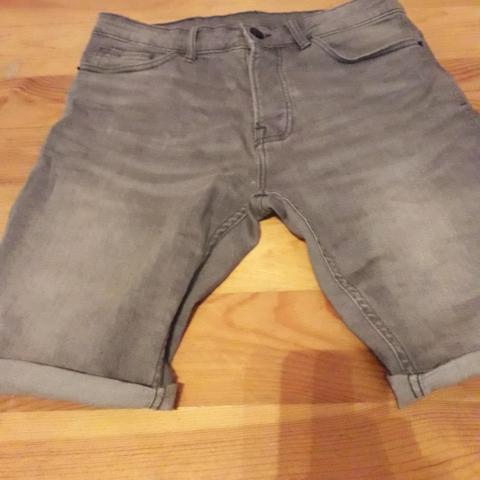 troc de  Short Gris, sur mytroc