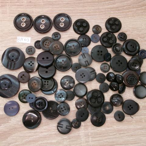 troc de  Réf BN3 lot boutons vintage noir et noir bleuté 4 , 2 et 1 trous, sur mytroc