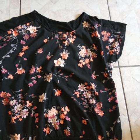 troc de  Tunique taille 46  fleur devant derriere noir, sur mytroc