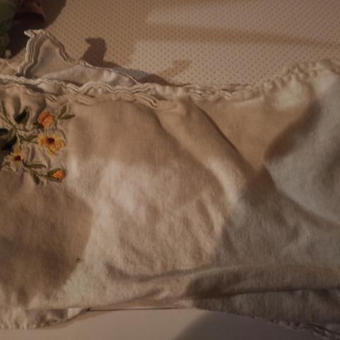 troc de  Réservé  kot de mouchoir blancen tissu avec motif brodé différents colorés, sur mytroc