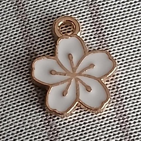 troc de  Reserver Valvi. Un Pendentif, sur mytroc