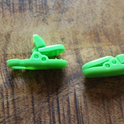 troc de  2 petites pinces crocodile avec sécurité, sur mytroc