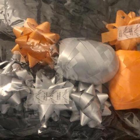 troc de  Réservé NEUF: 2 bolducs + 6 nœuds orange et gris pour cadeaux, sur mytroc