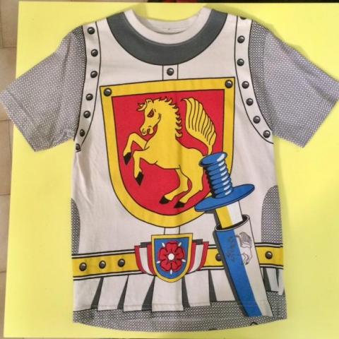 troc de  Superbe T-shirt Chevalier impression recto/ verso 6-8 ans, sur mytroc