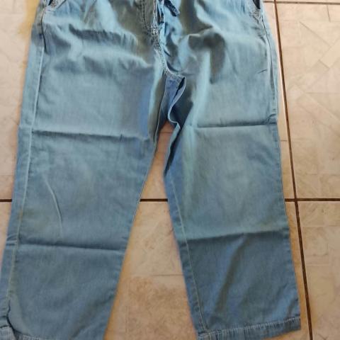 troc de  Pantacourt en jeans Damard taille 44  tres bon etat, sur mytroc