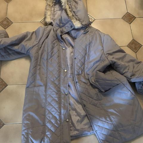 troc de  Manteau d’hiver à capuche, taille 46 48, sur mytroc