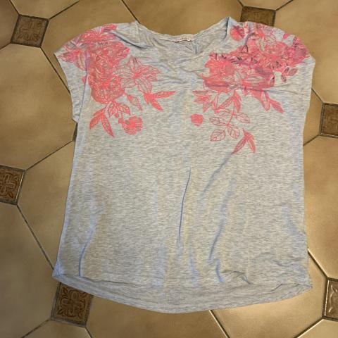 troc de  T-shirt camaïeu gris et rose. Bon état taille 48 50, sur mytroc
