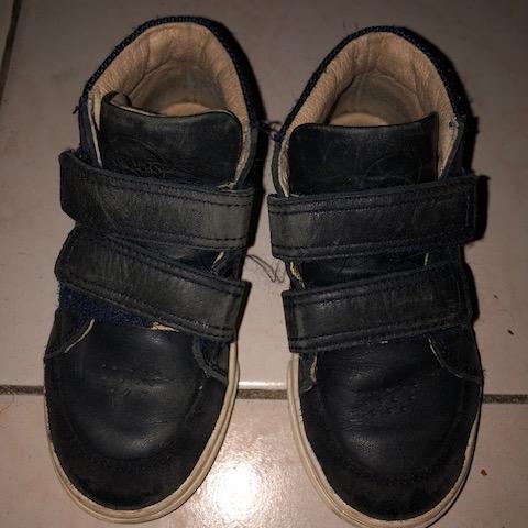 troc de  Chaussures enfant attaches scratch pointure 26 bon état, sur mytroc