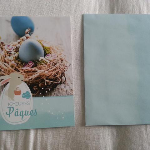 troc de  Carte "Joyeuses Pâques" et son enveloppe colorée bleu ciel, sur mytroc
