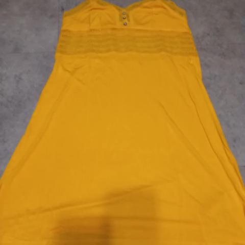 troc de  chemise de nuit tres bon etat  jaune taille X S a bretelles, sur mytroc