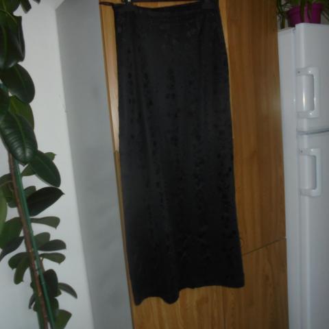 troc de  jupe longue noire en satin fleurs en relief taille 36 -  10noi, sur mytroc