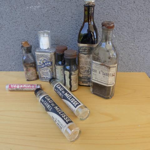troc de  Lot de divers contenants anciens - Flacon / bouteille / tube, sur mytroc