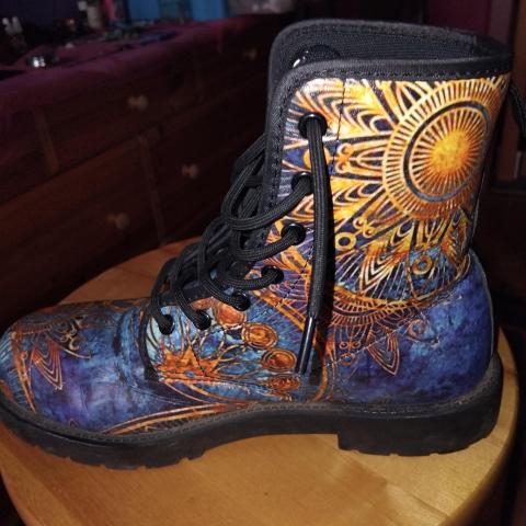 troc de  Bottines 39 TBE attrape rêve bleues et jaunes, sur mytroc