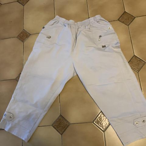 troc de  Pantacourt gris, taille cinq, sur mytroc