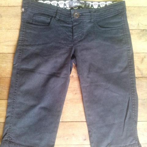 troc de  Pantacourt noir taille basse T34, sur mytroc
