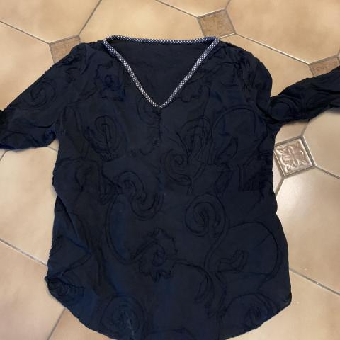 troc de  Réserve Jolie tunique noire, taille 42 44 je pense, sur mytroc