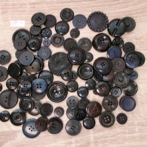 troc de  Réf BN2 lot boutons vintage noir et noir bleuté 4 , 2 et 1 trous, sur mytroc