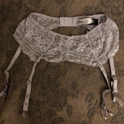 troc de  Porte-jarretelle Etam gris clair taille 38, sur mytroc