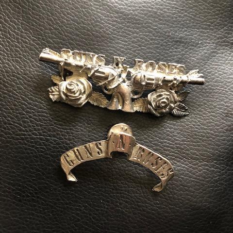 troc de  Lot de 2 pin's Guns and Roses, sur mytroc