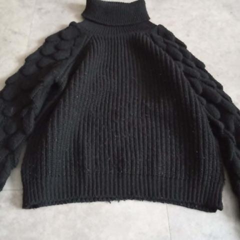 troc de  GROS pull col roulé noir manches fantaisie taille 38, sur mytroc