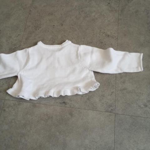 troc de  petit gilet blanc court 6 mois  marque vert baudet, sur mytroc