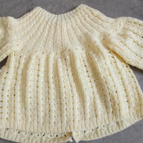 troc de  brassiere jaune pale 1/3 mois laine fin main, sur mytroc