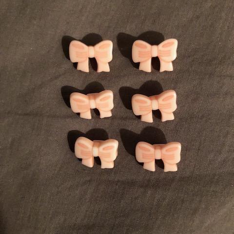troc de  (réservé) 6 petits boutons noeuds roses, sur mytroc